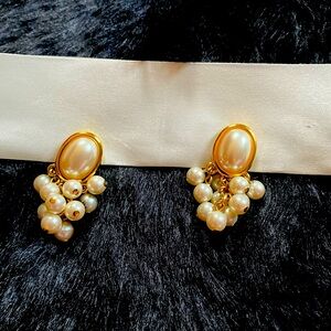 Beautiful gold and pearl vintage clip on earrings